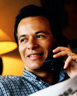 Fotografía de un hombre que está hablando por teléfono