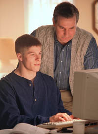 Fotografía de un padre y su hijo en el computador