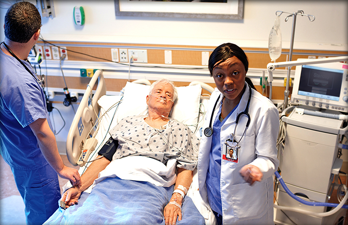 A Washington University Physician in the ICU receives support from the telemedicine monitoring center